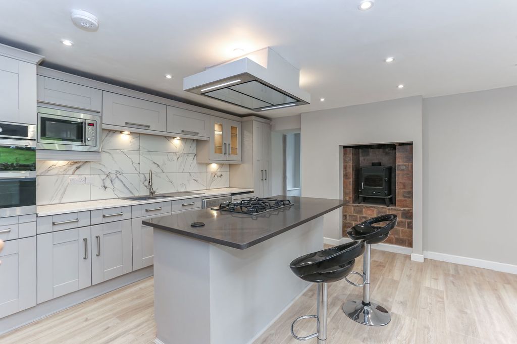 Property photo 3 of 25