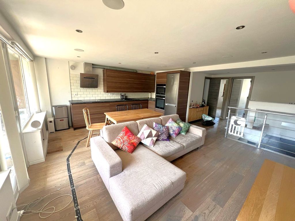 Property photo 2 of 11 2 Bedroom Apartment