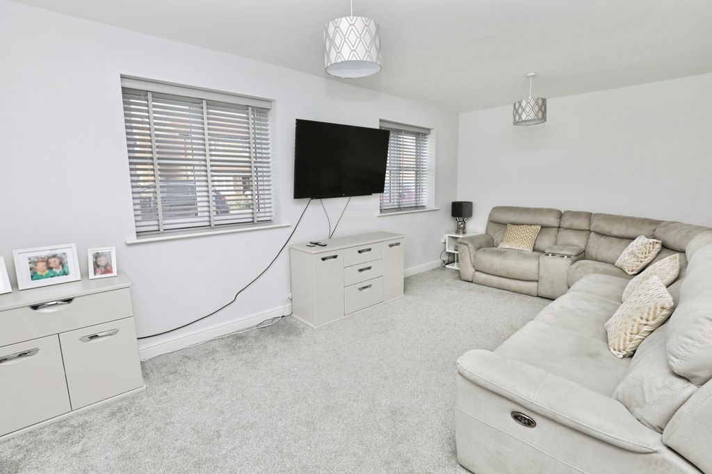 Property photo 3 of 19 Lounge