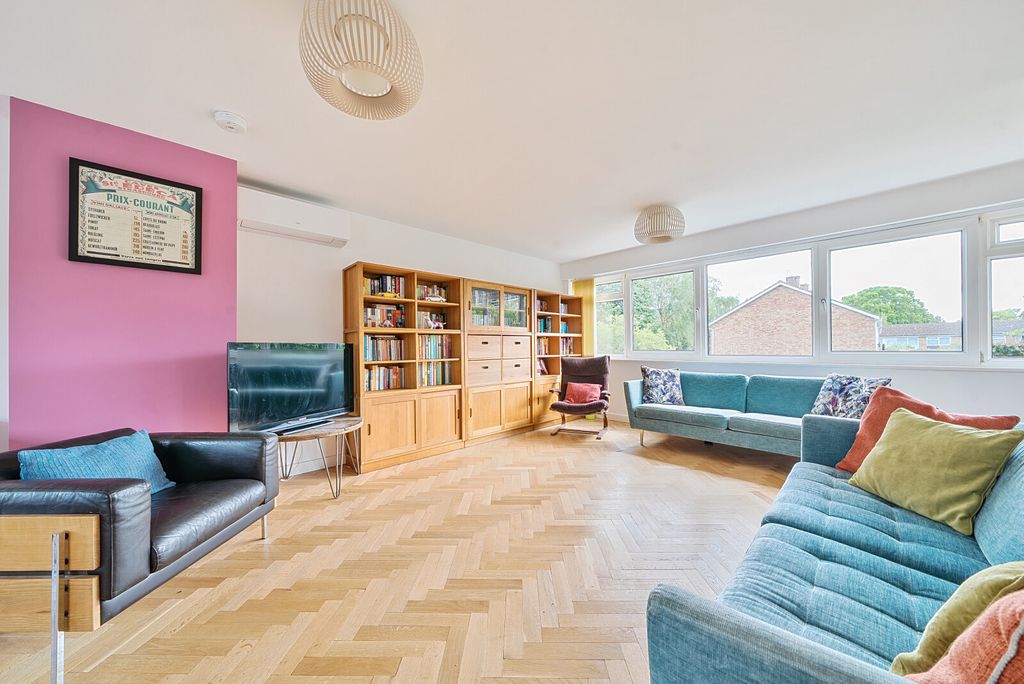 Property photo 2 of 18 Sitting Room