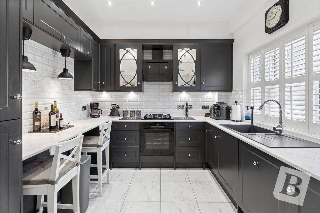 Property photo 2 of 16 Kitchen/Breakfast