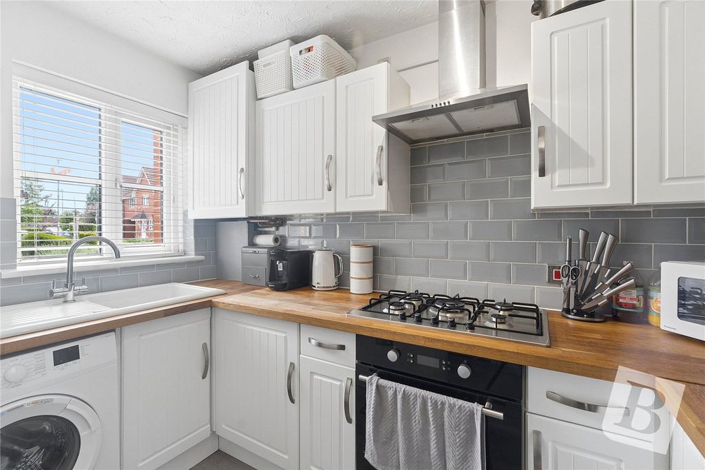 Property photo 3 of 11 Kitchen