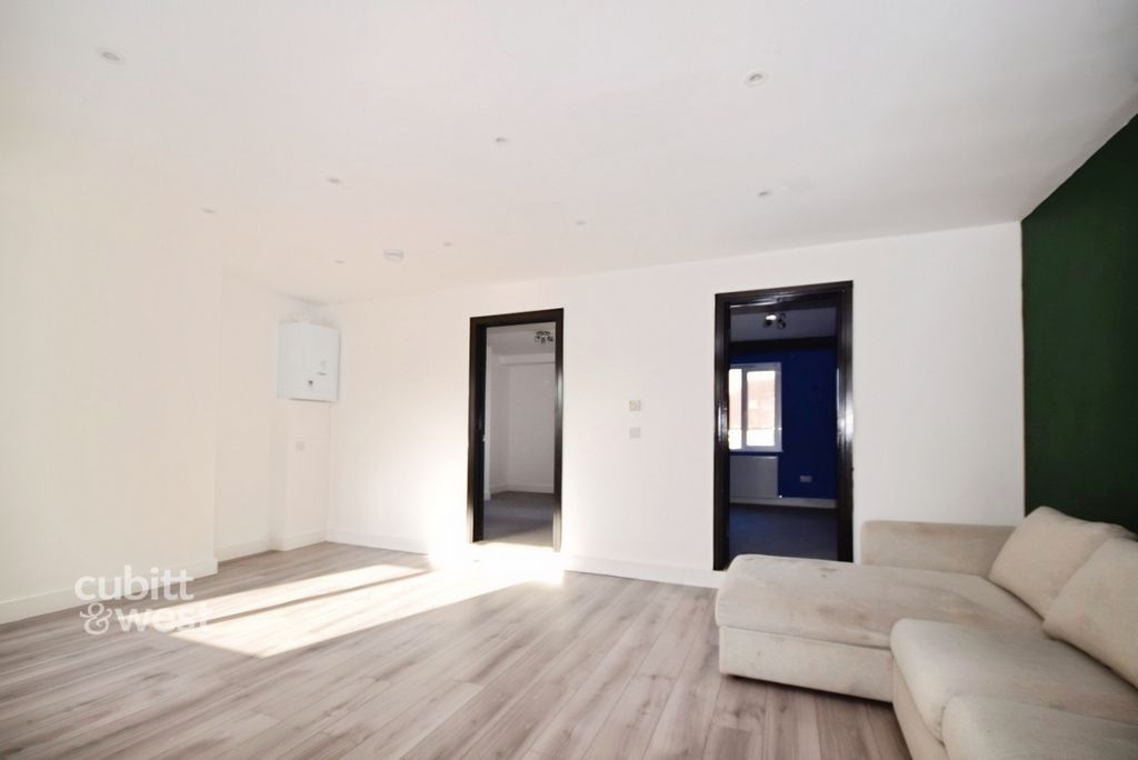 Property photo 3 of 7 4Fbe1F76-Lounge