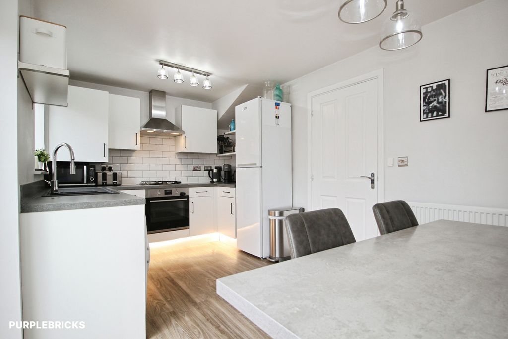 Property photo 3 of 18 Kitchen/Dining Room