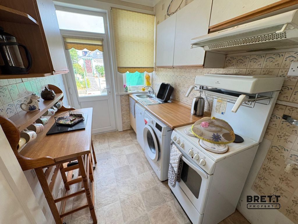 Property photo 3 of 11 Kitchen
