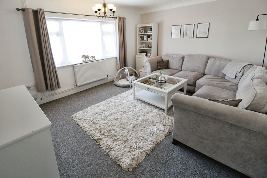 Property photo 3 of 14 Lounge