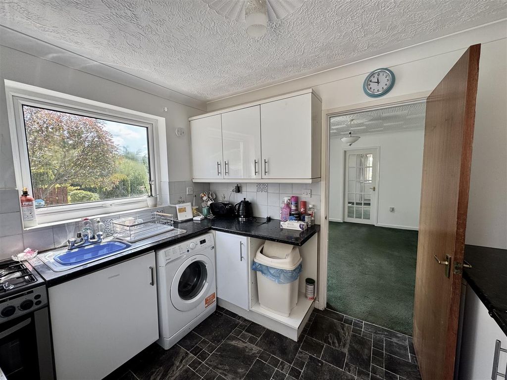 Property photo 3 of 18 Kitchen