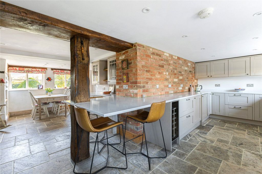 Property photo 2 of 28 Kitchen/Breakfast