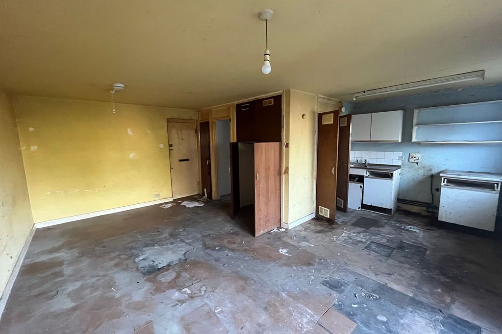 Property photo 3 of 7 Flat 15, Vine Court, Burwood Road, Hersham, Kt12 4Aq