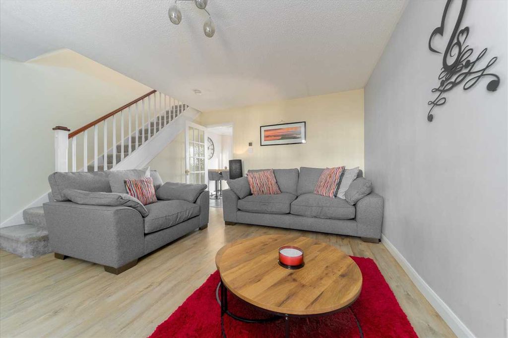 Property photo 3 of 16 Lounge