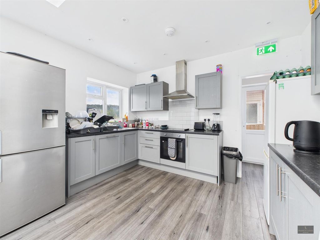 Property photo 3 of 16 Cam02887G0-Pr0525-Still007.Jpg