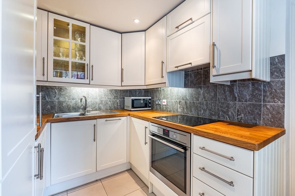 Property photo 2 of 10 Kitchen