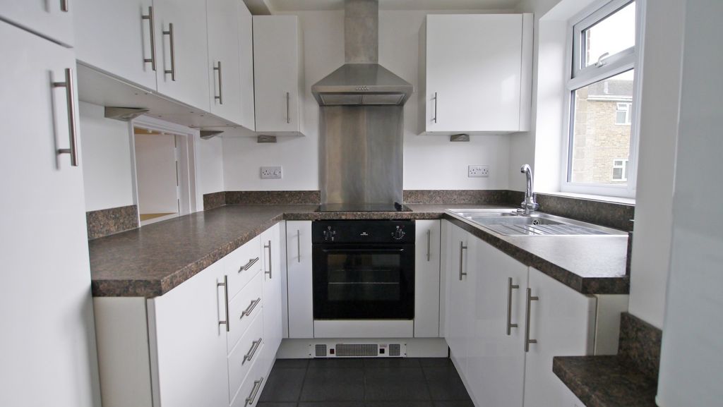 Property photo 2 of 6 Kitchen