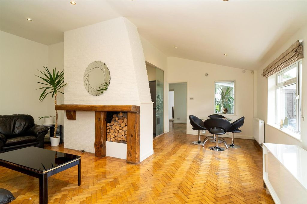 Property photo 3 of 18 006-12 Deacons Close.Jpg