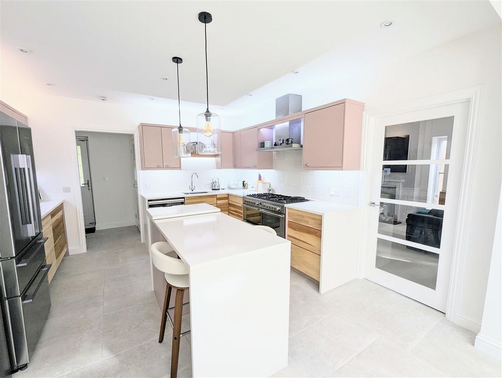 Property photo 2 of 33 Kitchen