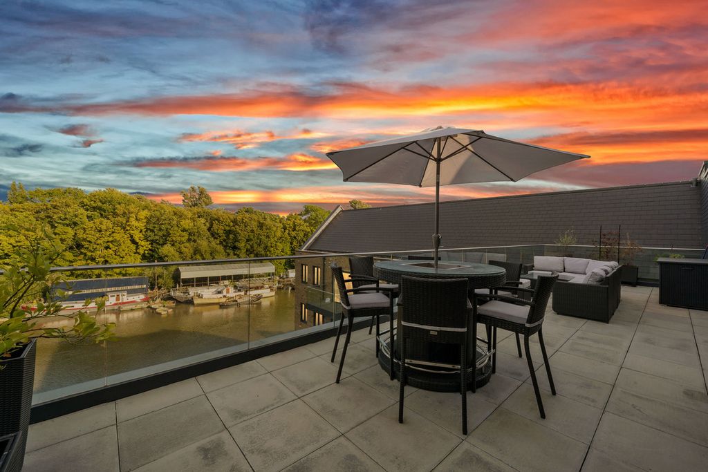 Property photo 2 of 27