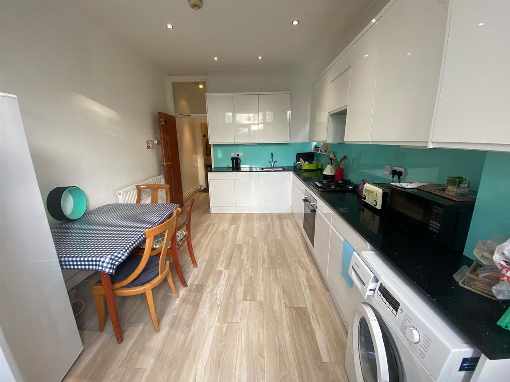 Property photo 2 of 7 Shared Kitchen