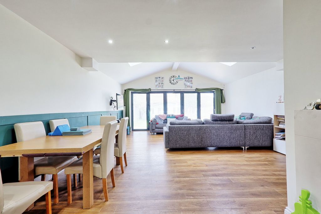 Property photo 2 of 31