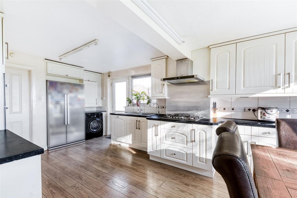 Property photo 3 of 33
