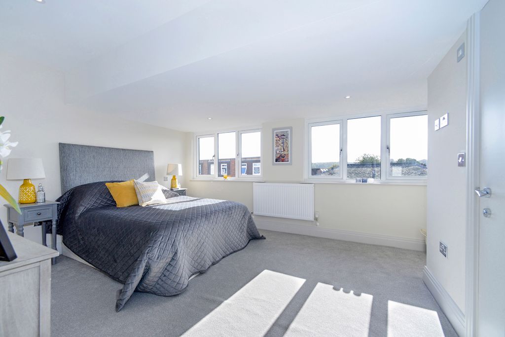 Property photo 3 of 6 Show Flat