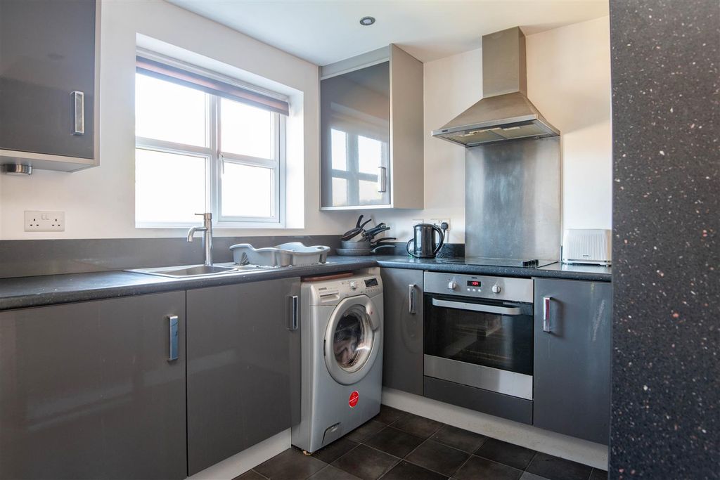 Property photo 3 of 18 Kitchen