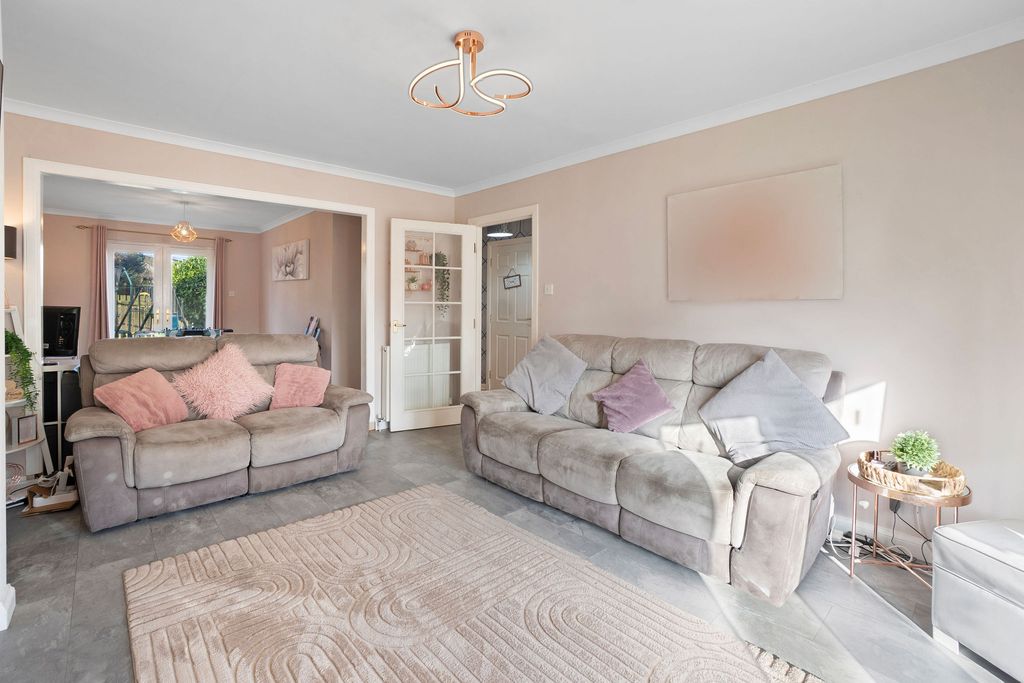 Property photo 3 of 28 Lounge