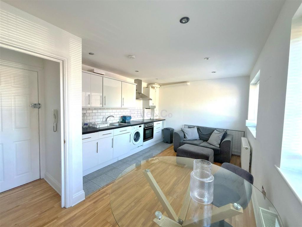 Property photo 2 of 13 Lounge/Kitchen