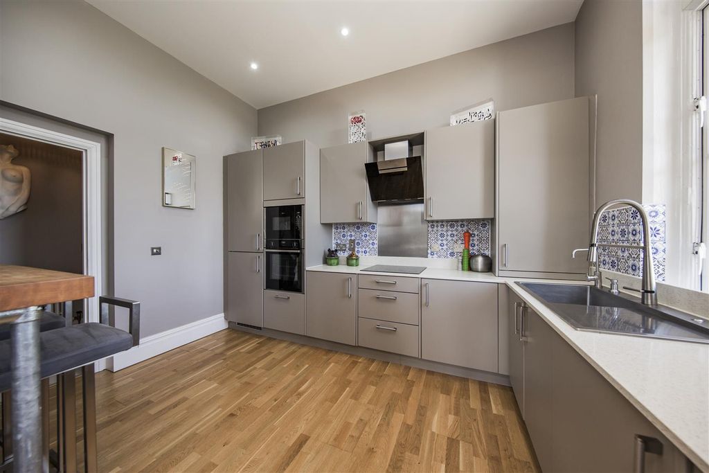 Property photo 3 of 30 Kitchen Breakfast Room