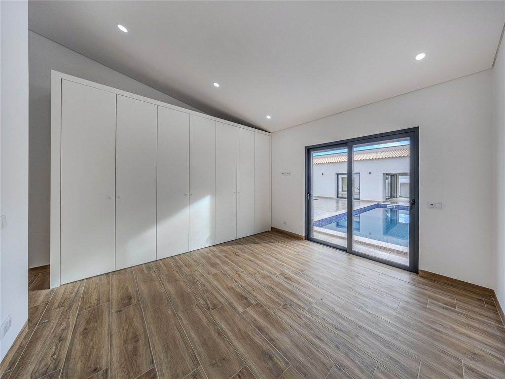 Property photo 2 of 15 Picture No. 81