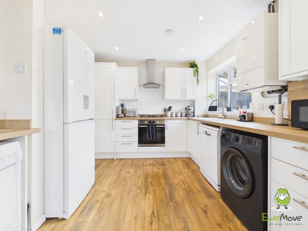 Property photo 3 of 14 Ewemove Basingstoke Braemar Drive Kitchen