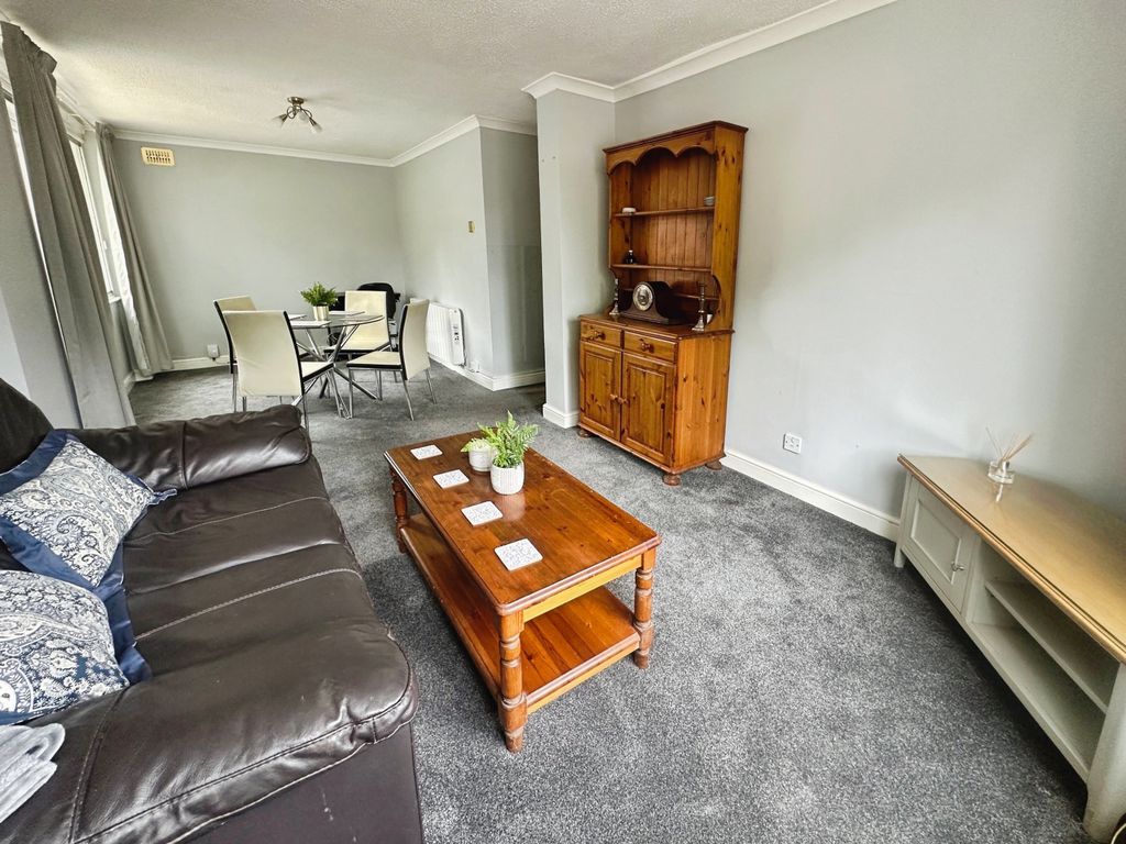 Property photo 2 of 11 Lounge