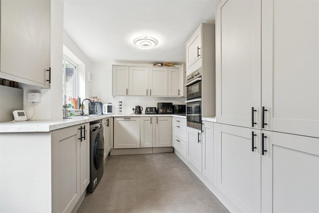 Property photo 2 of 13 462 Merton Road Sw18 Kitchen 1.Jpg