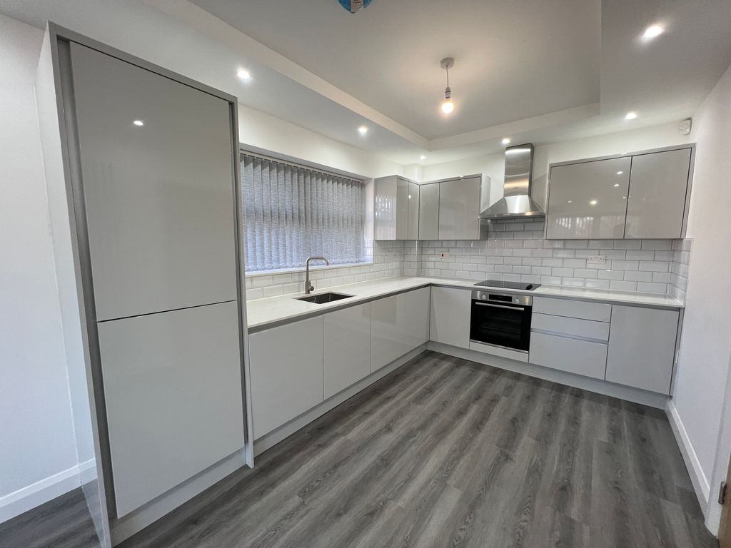 Property photo 3 of 8 Kitchen