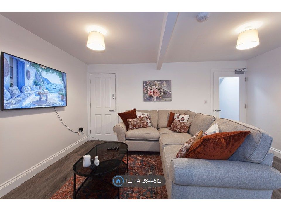 Property photo 3 of 21 Living Room