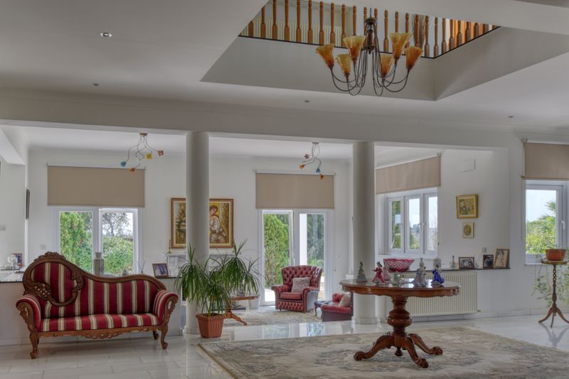Property photo 3 of 46 Entrance Hall