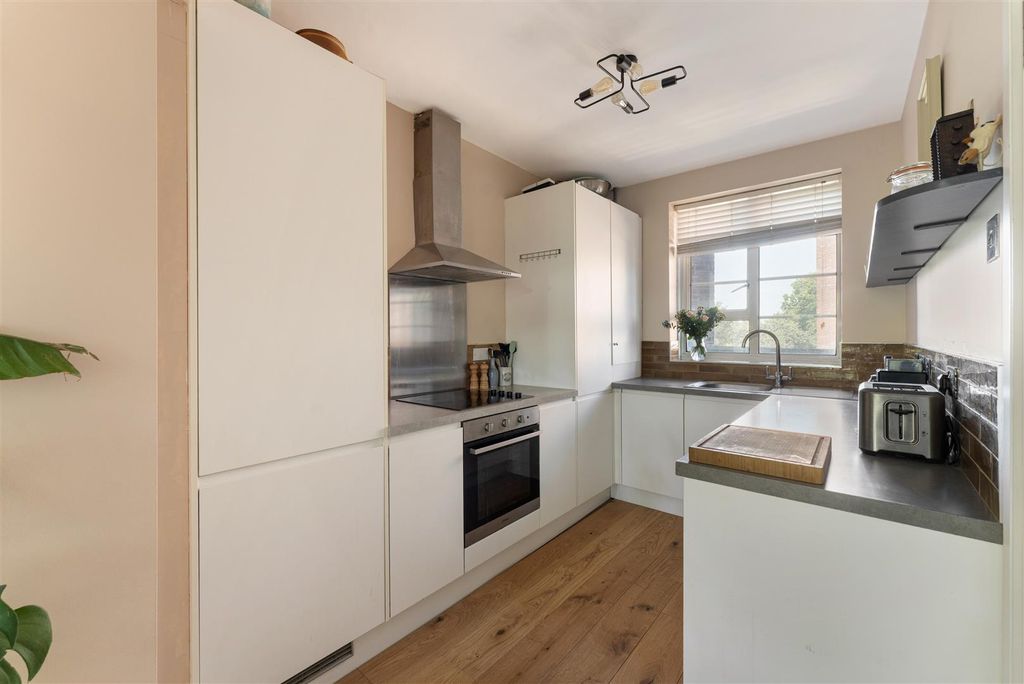 Property photo 3 of 16 Loddiges Road, E9