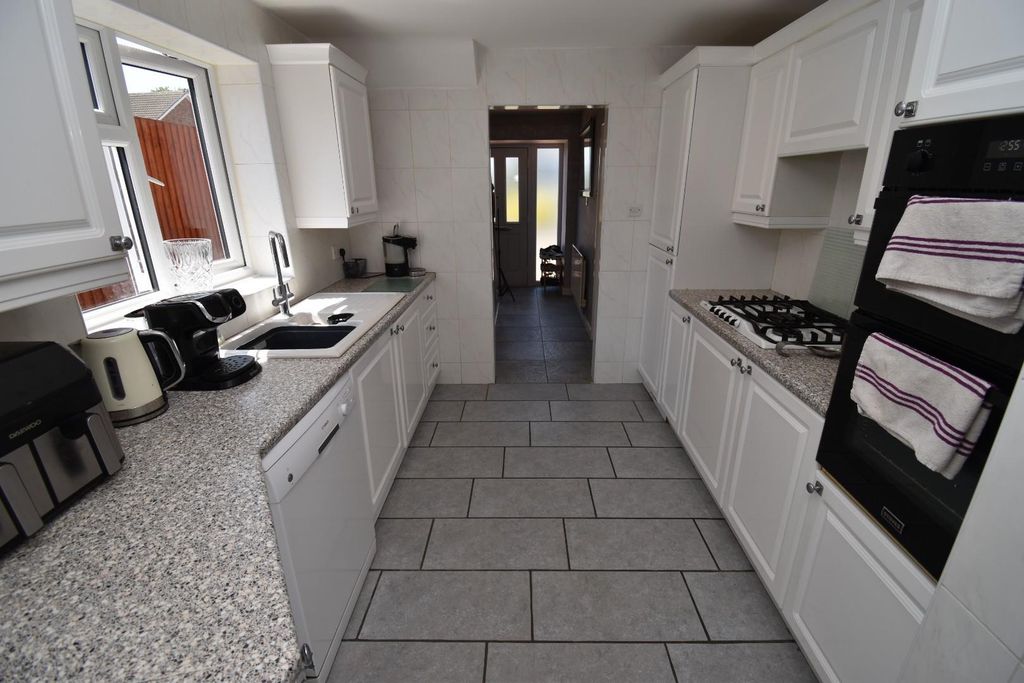 Property photo 3 of 18 Kitchen