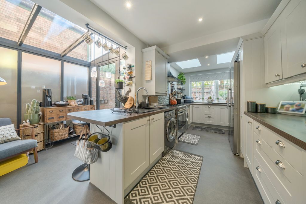 Property photo 3 of 25 Kitchen