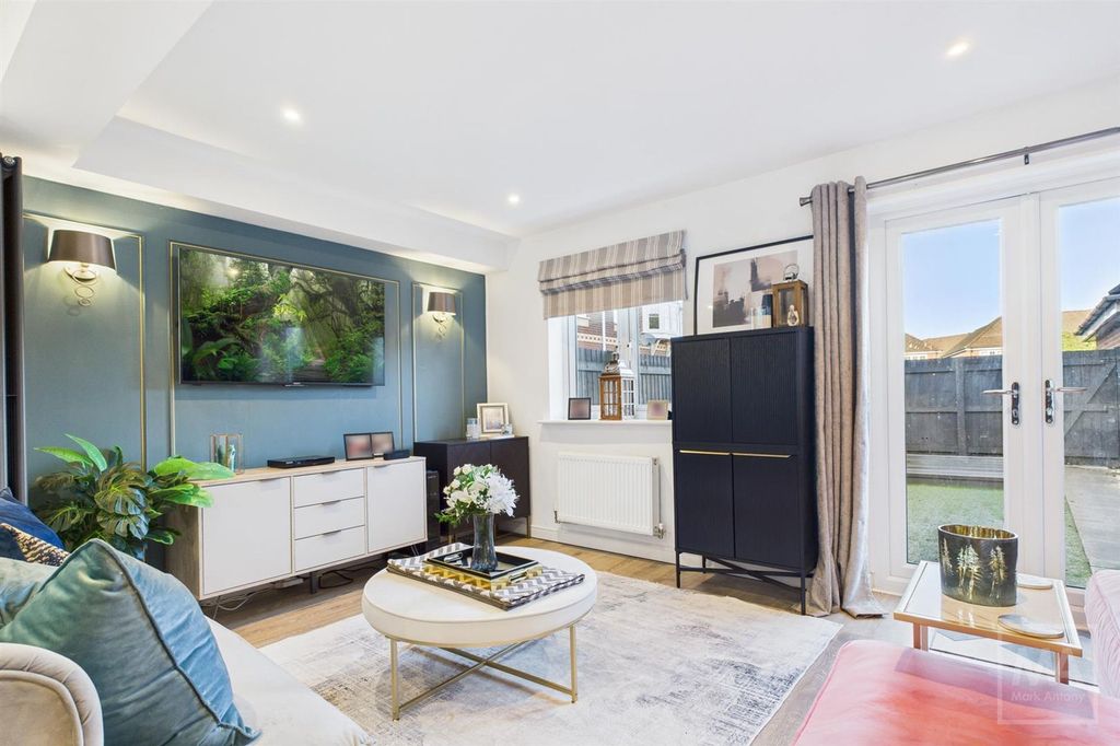 Property photo 3 of 18 Lounge