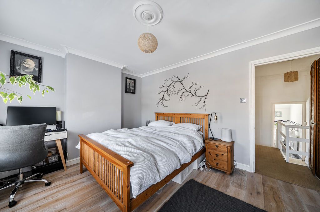 Property photo 3 of 18 Bedroom 1 Angle 1