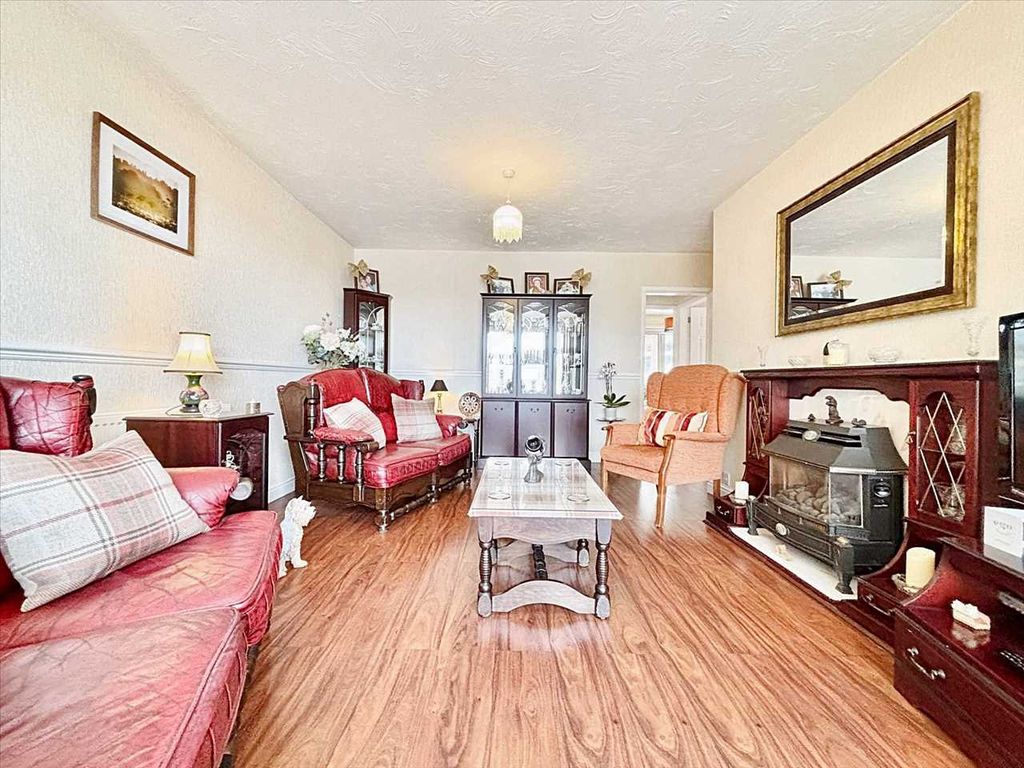 Property photo 2 of 27 Lounge