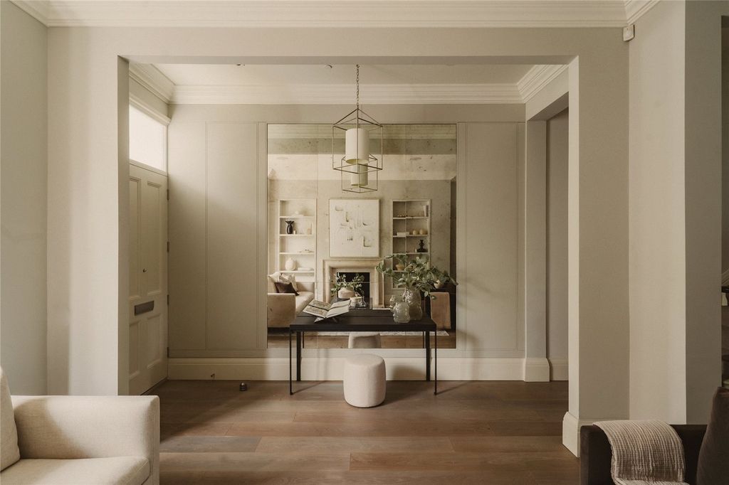 Property photo 2 of 17 Entrance Hall