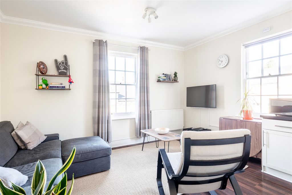 Property photo 2 of 10 19 Blenheim Mews-5.Jpg