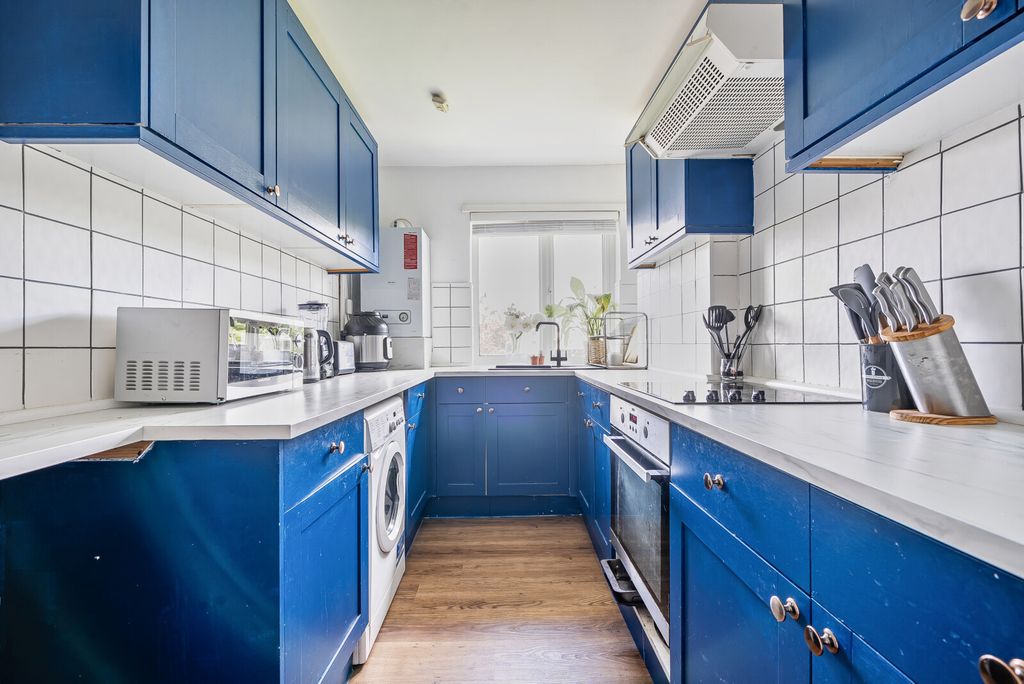 Property photo 3 of 11 Kitchen