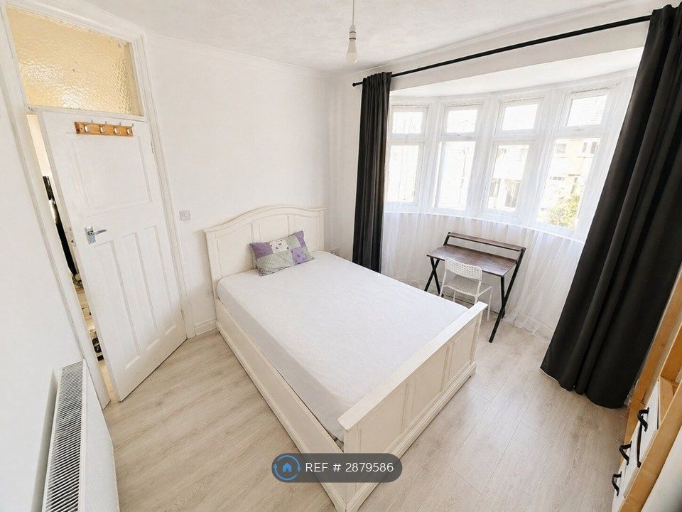 Property photo 1 of 17 Room 1 - Spacious Double Room