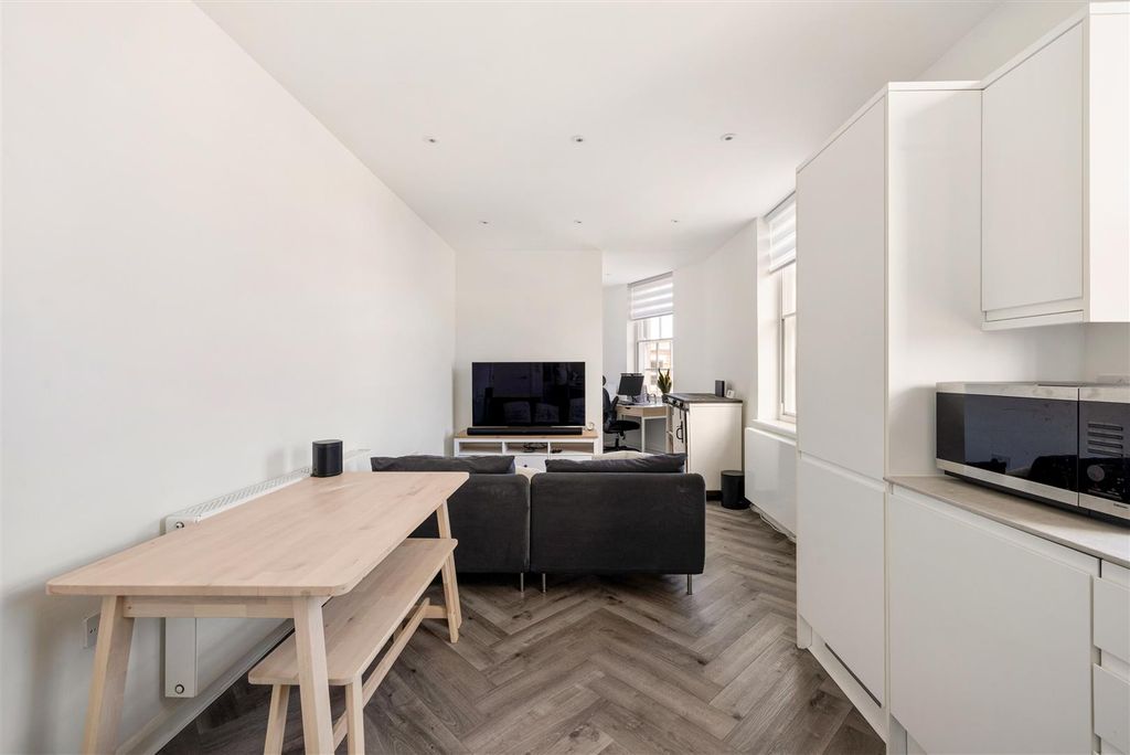 Property photo 2 of 15 George Lane, E18