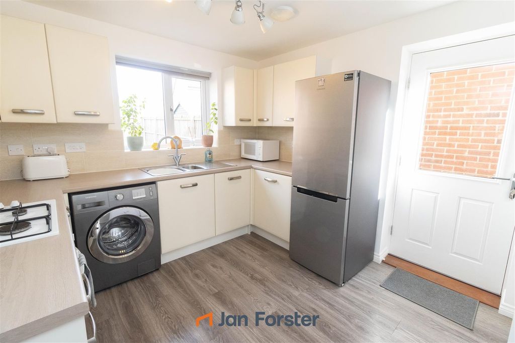 Property photo 3 of 15 Kitchen