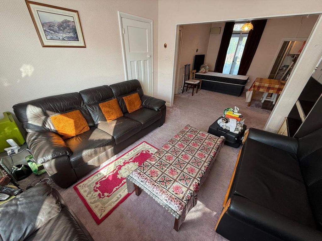 Property photo 2 of 14 Through Lounge