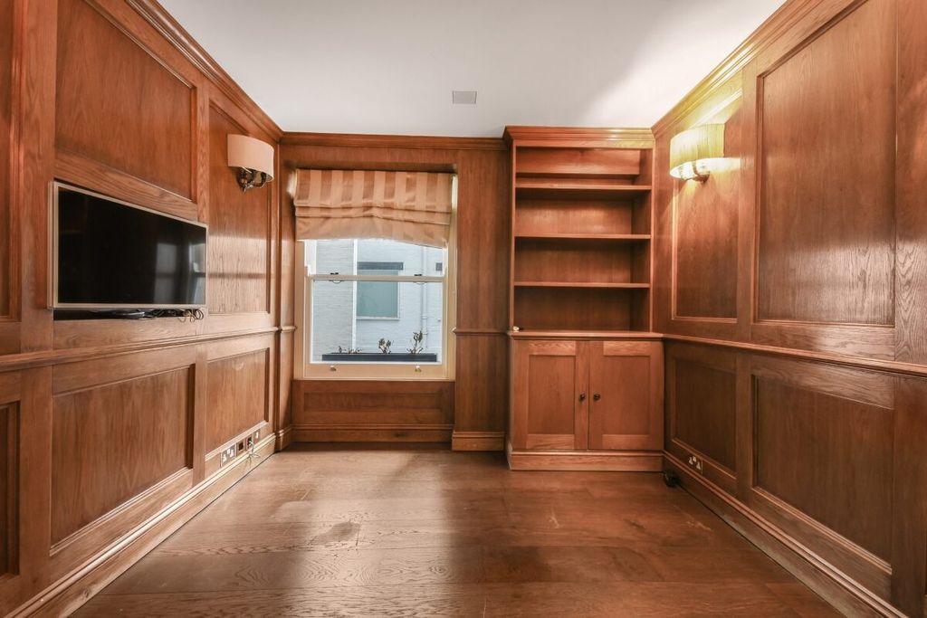 Property photo 1 of 19 Collingham Road