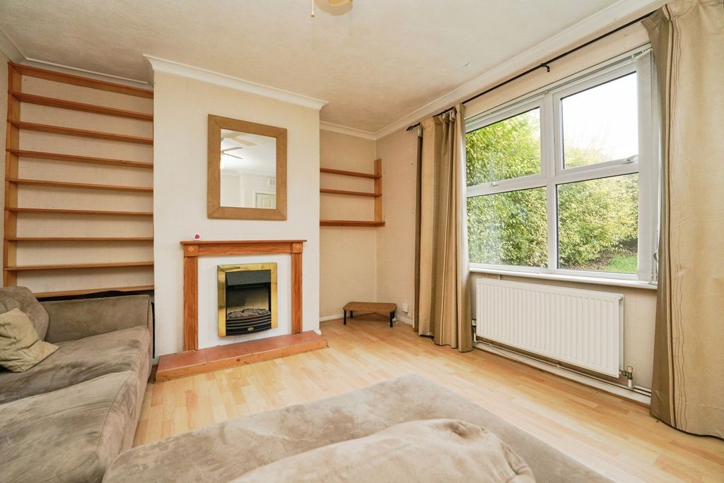 Property photo 2 of 16 Lounge